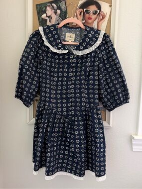 Cute Umgee Navy Dress with White Daisy Print and Lace Collar